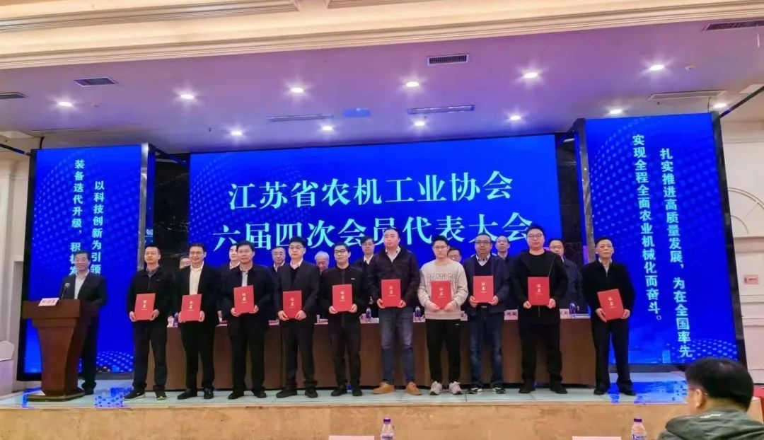 图为公司总经理谢国忠(前左四)代表公司上台领奖_网站.jpg GOWIN趣胜·(中国大陆)客户端